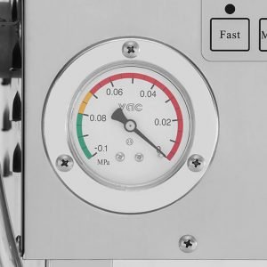 Poză de aproape la indicatorul de presiune a unui tumbler vacuum