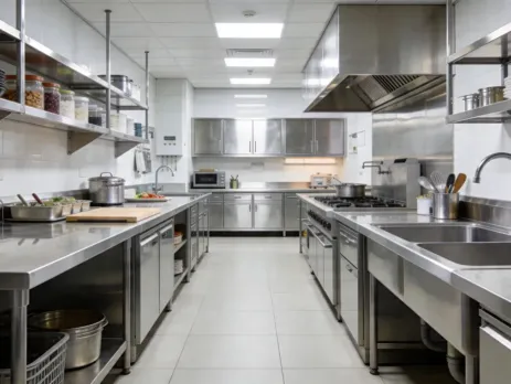 Mobilier din inox pentru bucatarie profesionala HoReCa cu mese, chiuvete si rafturi inox organizate eficient