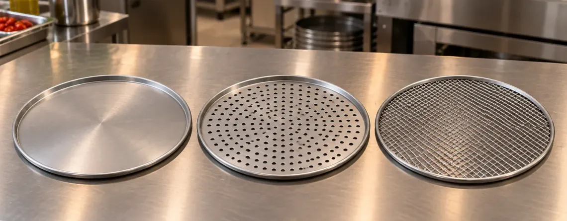 Pizza pe tavă metalică și pe screen în cuptor profesional