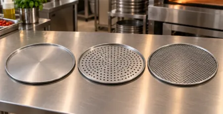 Pizza pe tavă metalică și pe screen în cuptor profesional