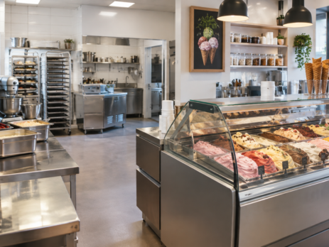 Scenă fotorealistă despre cum deschizi o gelaterie, cu laborator curat, vitrină de gelato, recipiente pentru înghețată și flux logic între producție și servire