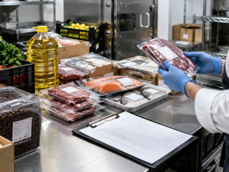 Scenă din recepția unei bucătării profesionale, cu ingrediente ambalate, etichete și listă de verificare pentru fraudă alimentară HoReCa.