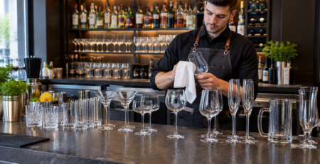 Bar profesional pregătit pentru servire, cu tipuri pahare bar curate și ordonate pentru cocktailuri, vin și bere